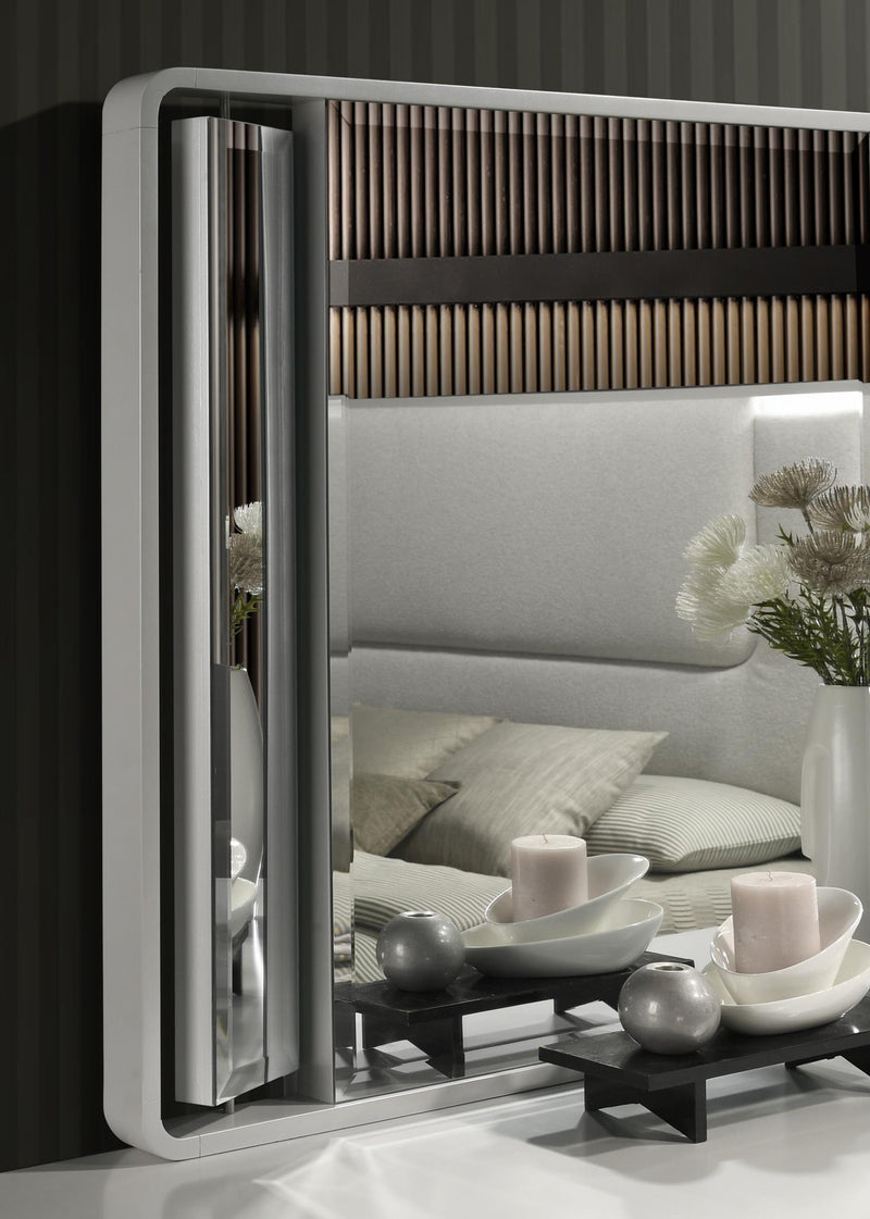 B023 - Mirror - Cool Gray